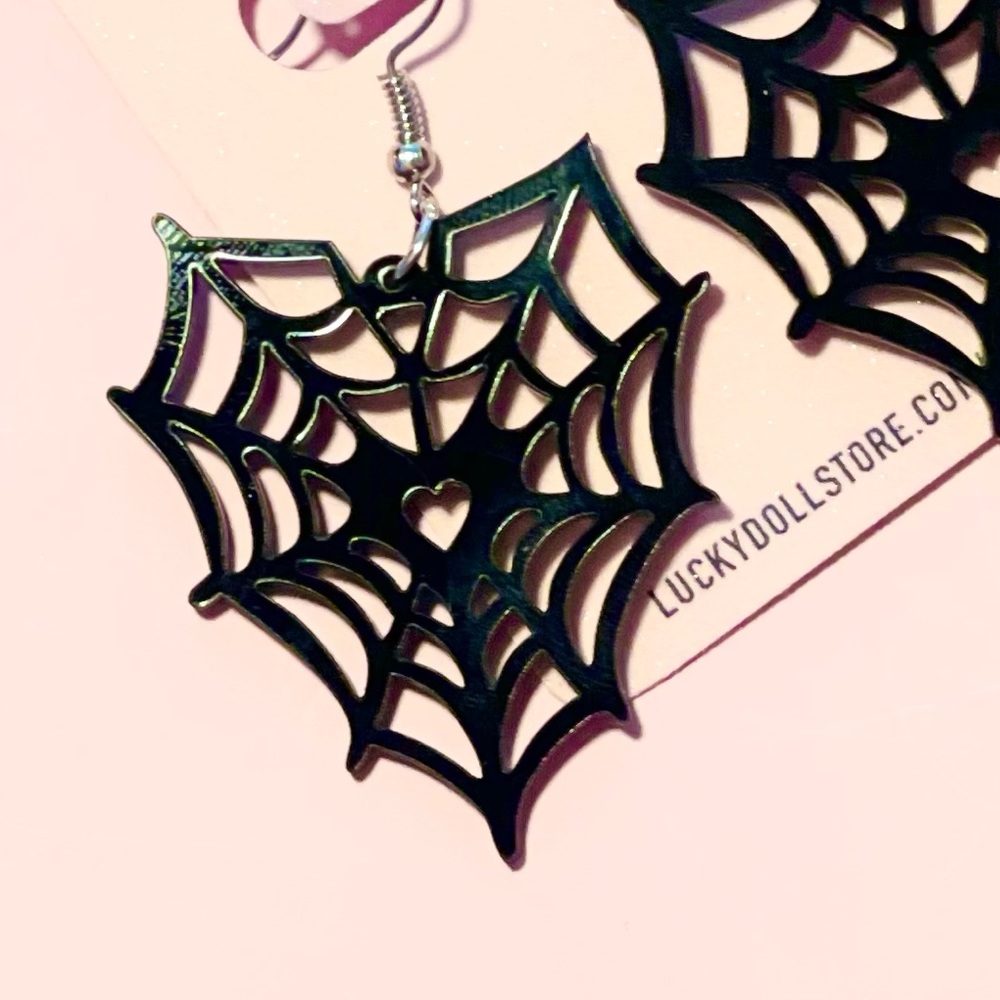 Black Spiderweb Heart Shaped Acrylic Dangling Halloween Gothic Earrings - Picture 6 of 8